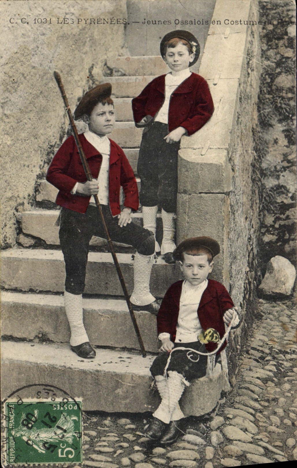 CPA Folklore Pyrenees Jeunes Ossalois en costumes 