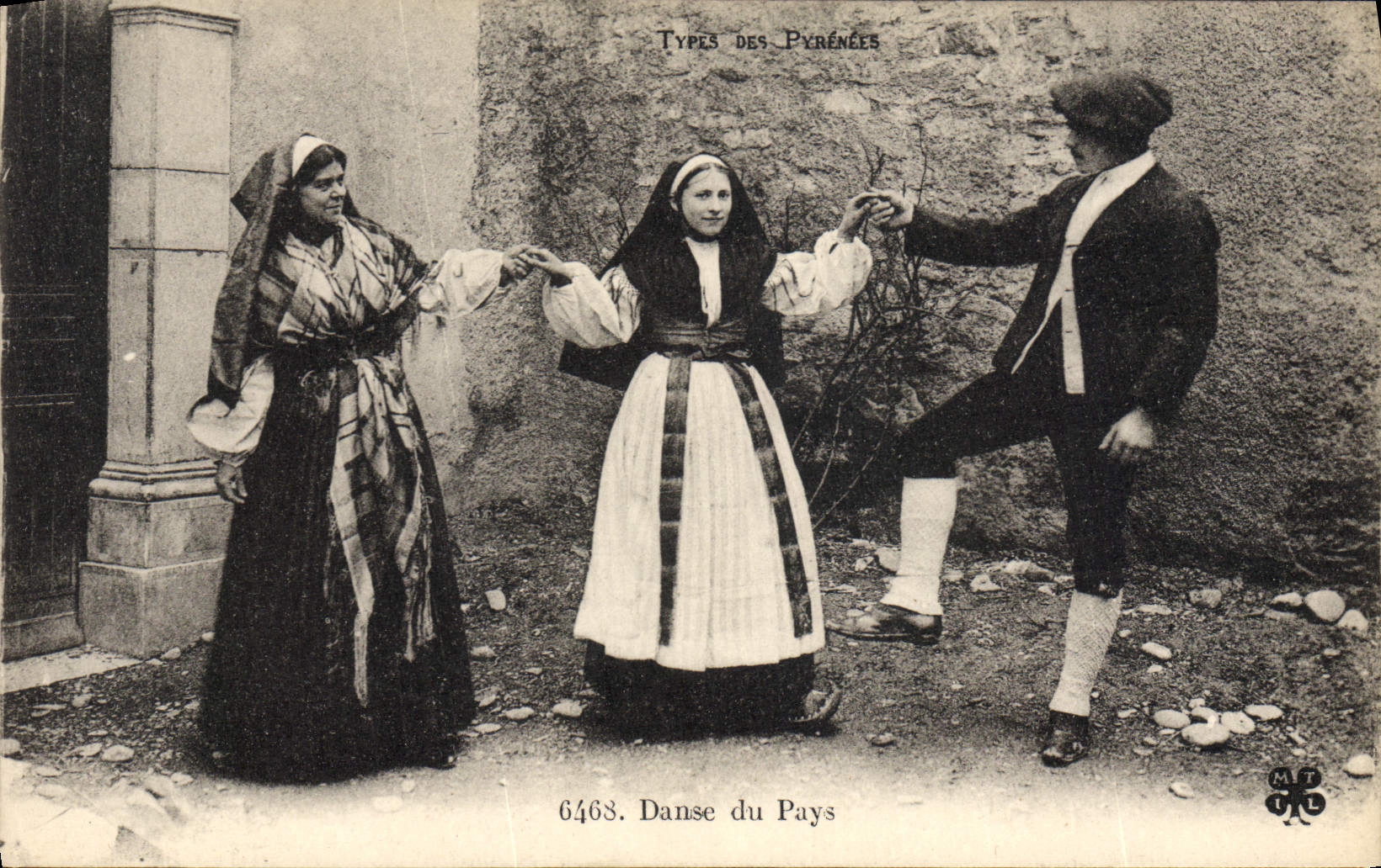 VINTAGE POSTCARD Folklore the Pyrenees Dances of the country