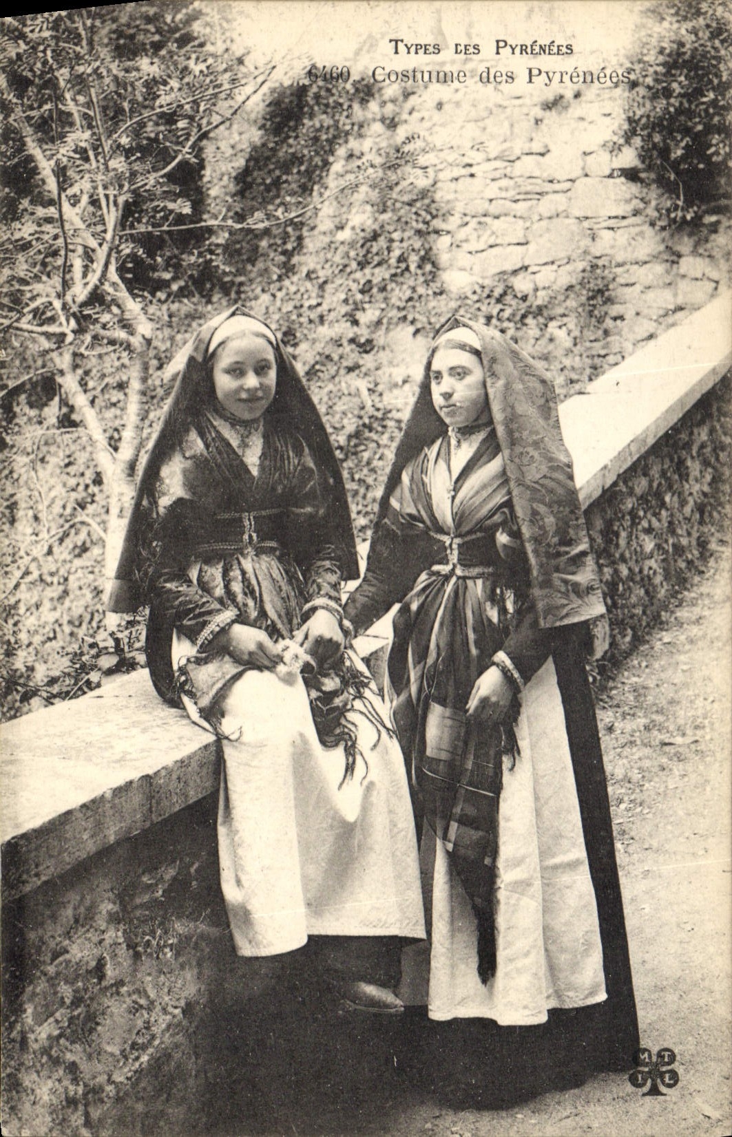 CPA Folklore Pyrenees Costumes Femmes