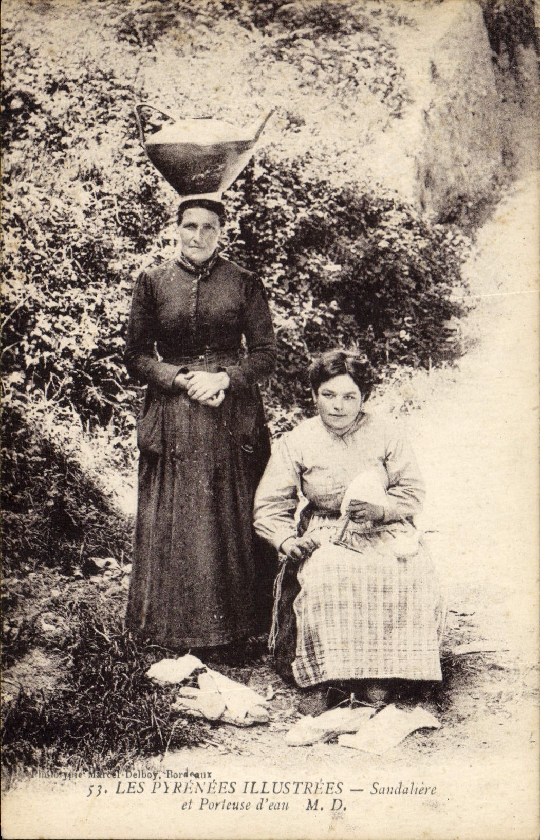 CPA Folklore Pyrenees Sandaliere et porteuse d'eau