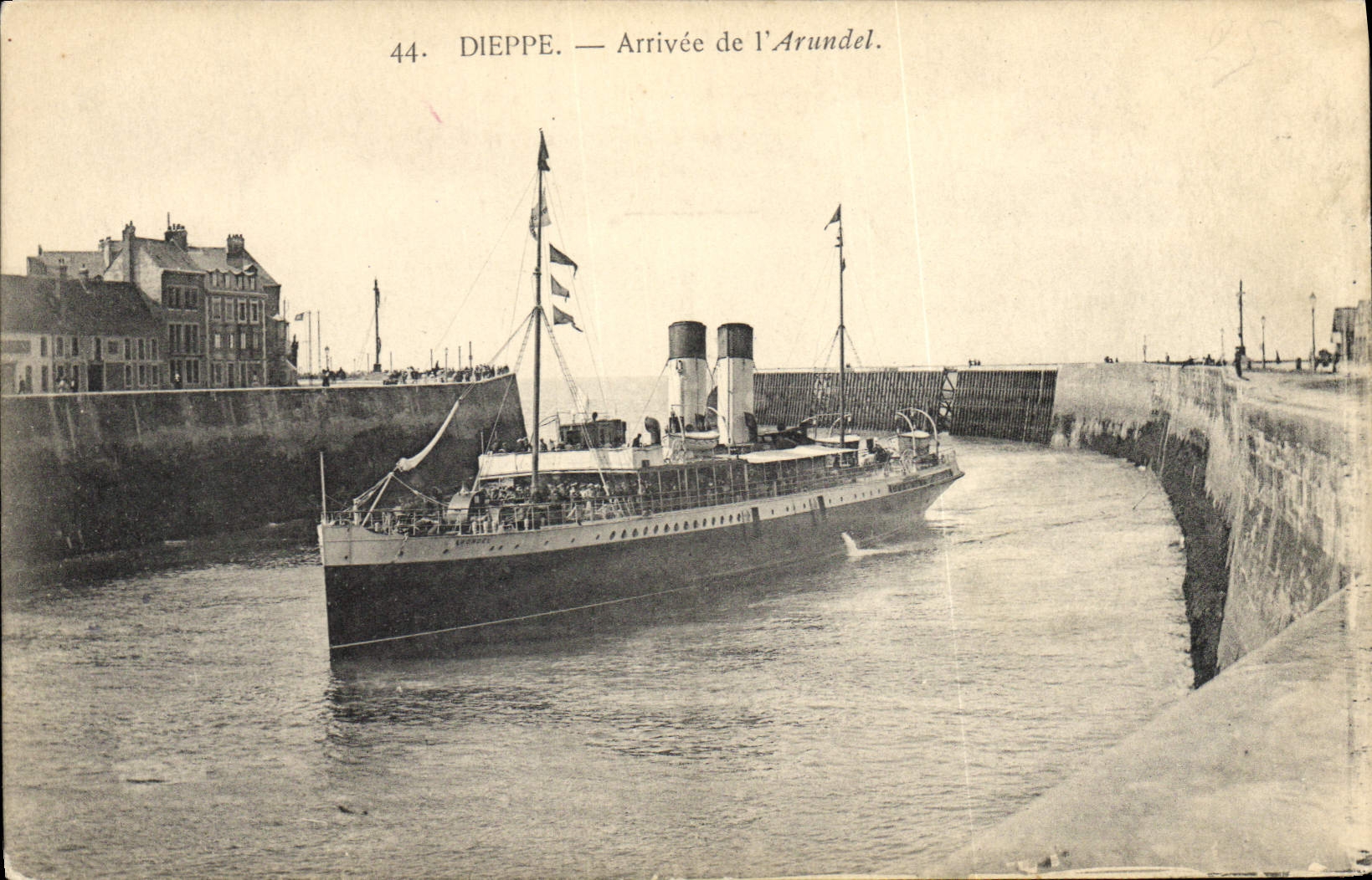 VINTAGE POSTCARD Dieppe Boat Arrived of Arundel