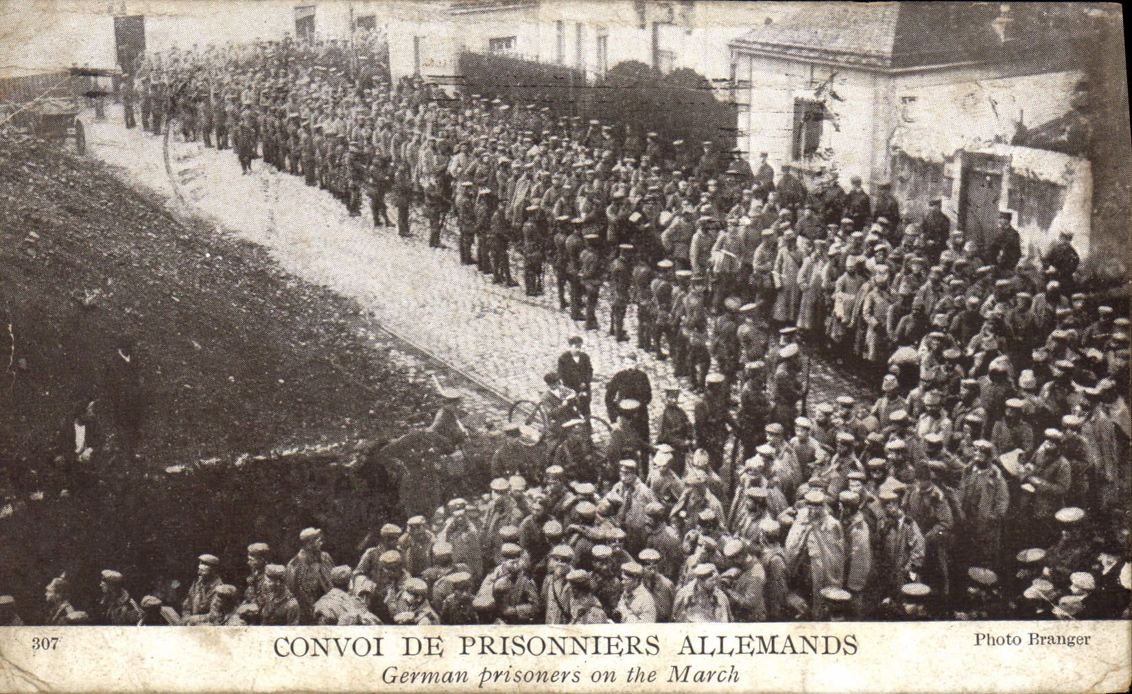 CPA Militaria Convoi de prisonniers allemands 
