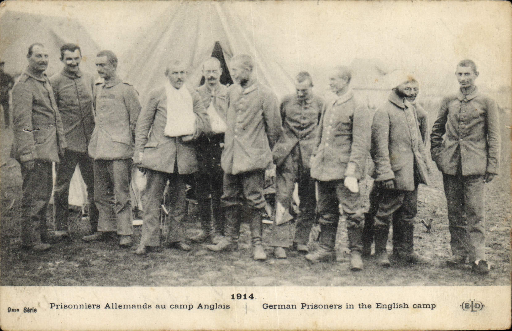 CPA Militaria Prisonniers Allemands au camp anglais