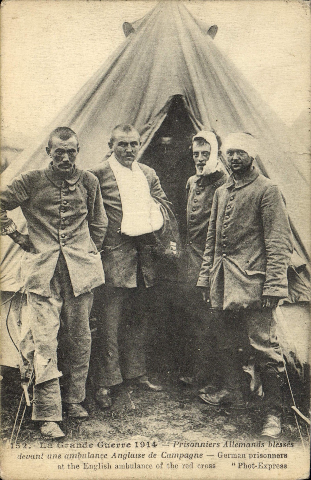 CPA Militaria Prisonniers allemands blesses devant une ambulance anglaise de campagne 