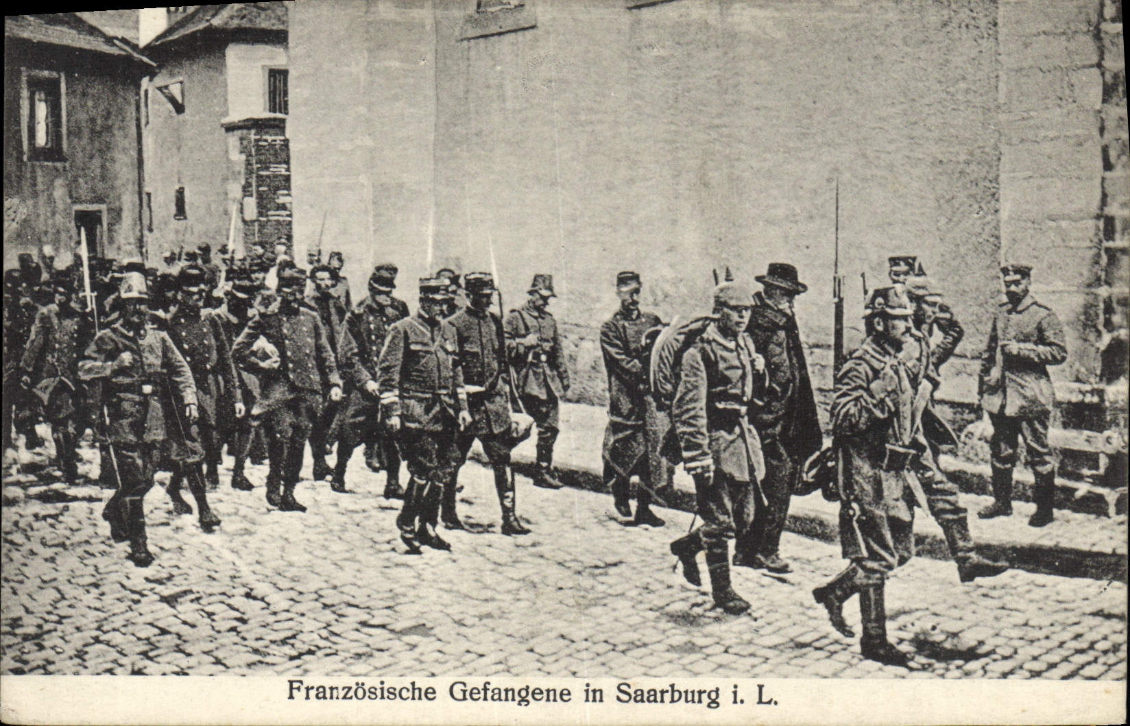 VINTAGE POSTCARD Militaria Prisoners Saarbrug I L