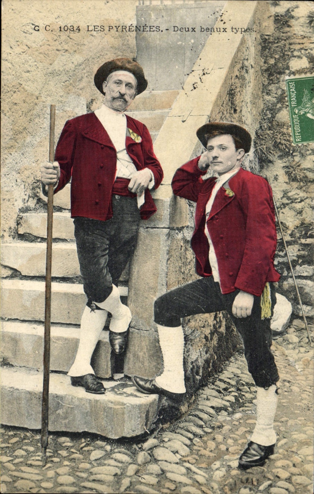 CPA Folklore Pyrenees Deux beaux types