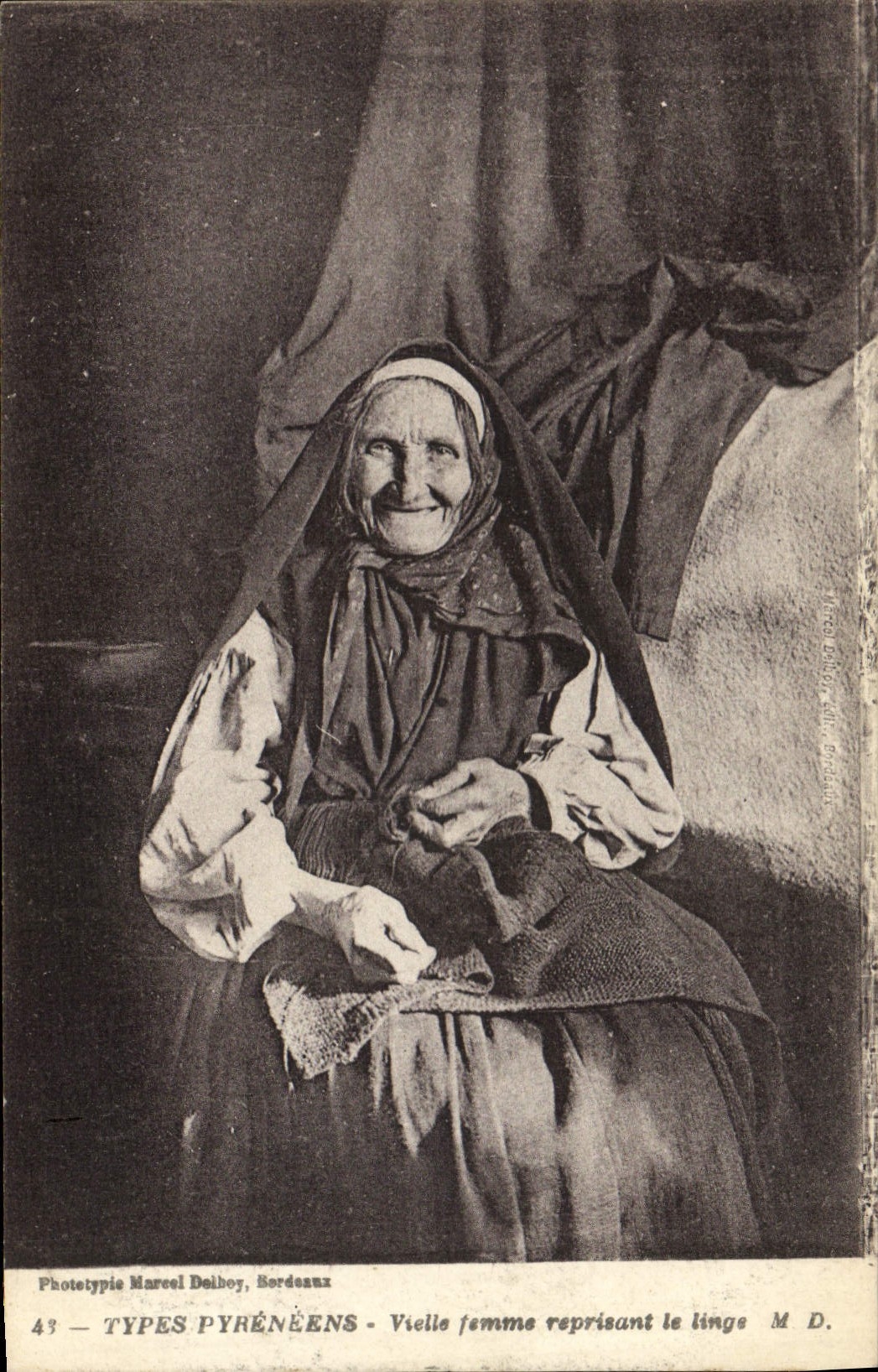 CPA Folklore Pyrenees Vieille femme reprisant le linge 
