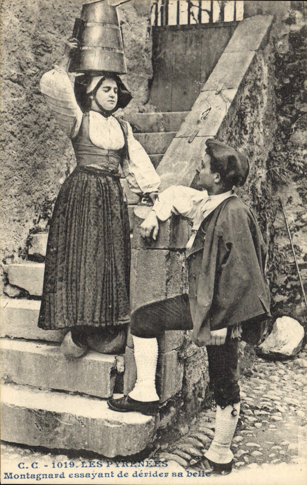 CPA Folklore Pyrenees Montagnard essayant de derider sa belle 