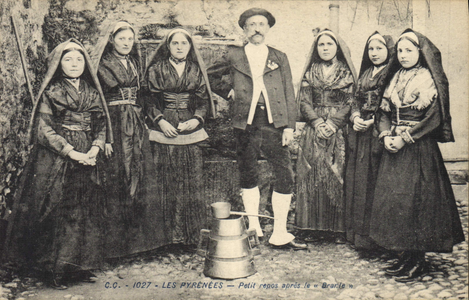 CPA Folklore Pyrenees Petit repos apres le Branle 