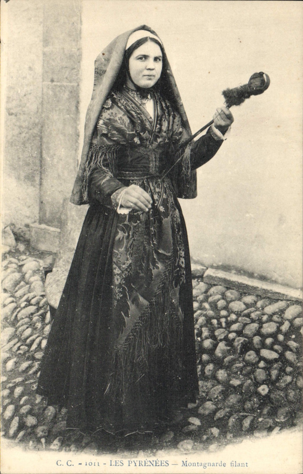 CPA Folklore Pyrenees Montagnarde filant 