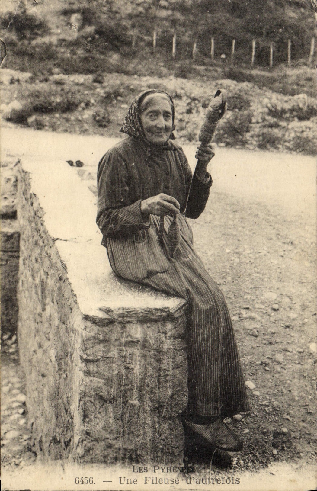 CPA Folklore Pyrenees Une fileuse d'autrefois