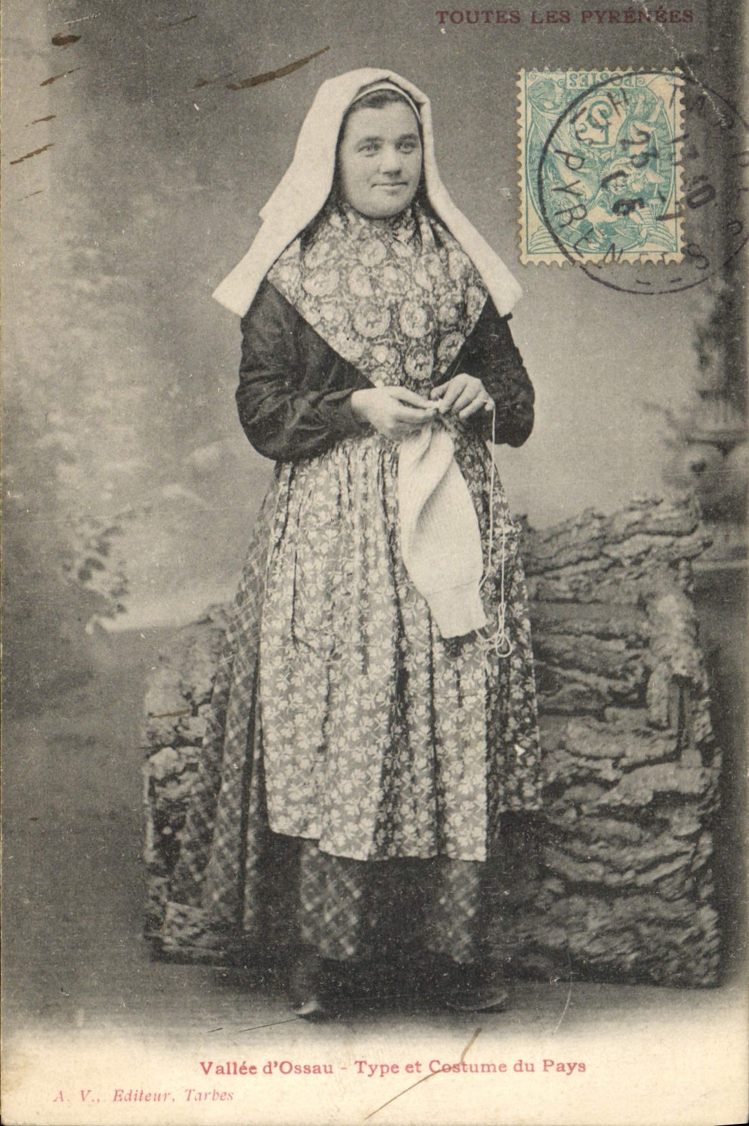 CPA Folklore Vallee d'Ossau Types et costumes du pays 