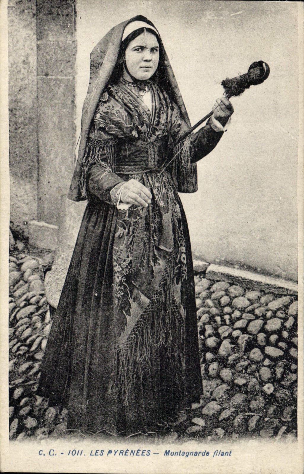 CPA Folklore Pyrenees Montagnarde filant 