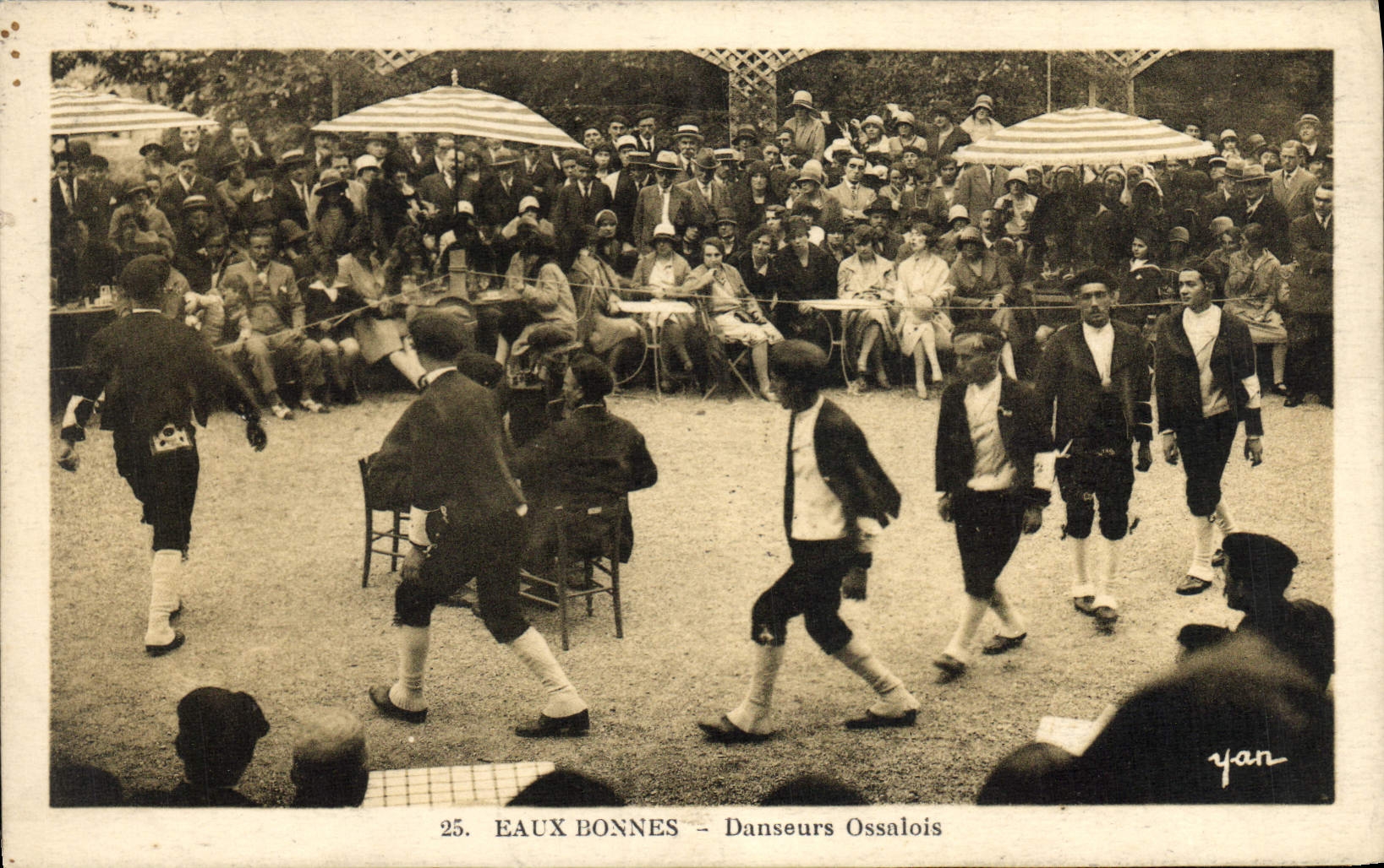 CPA Folklore Eaux Bonnes Danseurs Ossalois 