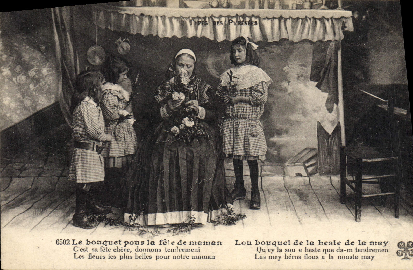 CPA Folklore le bouquet pour la fete de maman Enfants