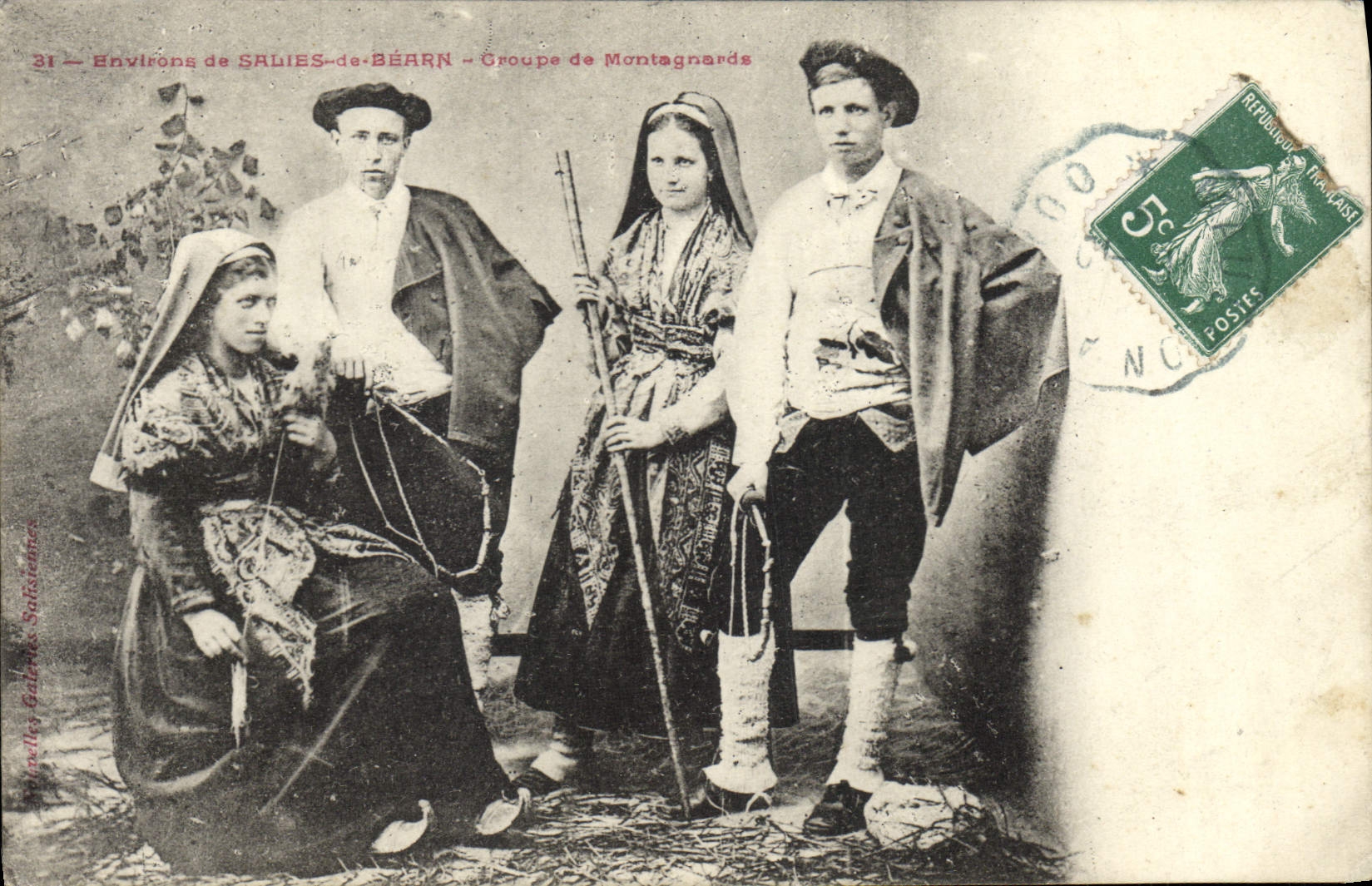 CPA Folklore Environs de Salies de Bearn Groupe de Montagnards 