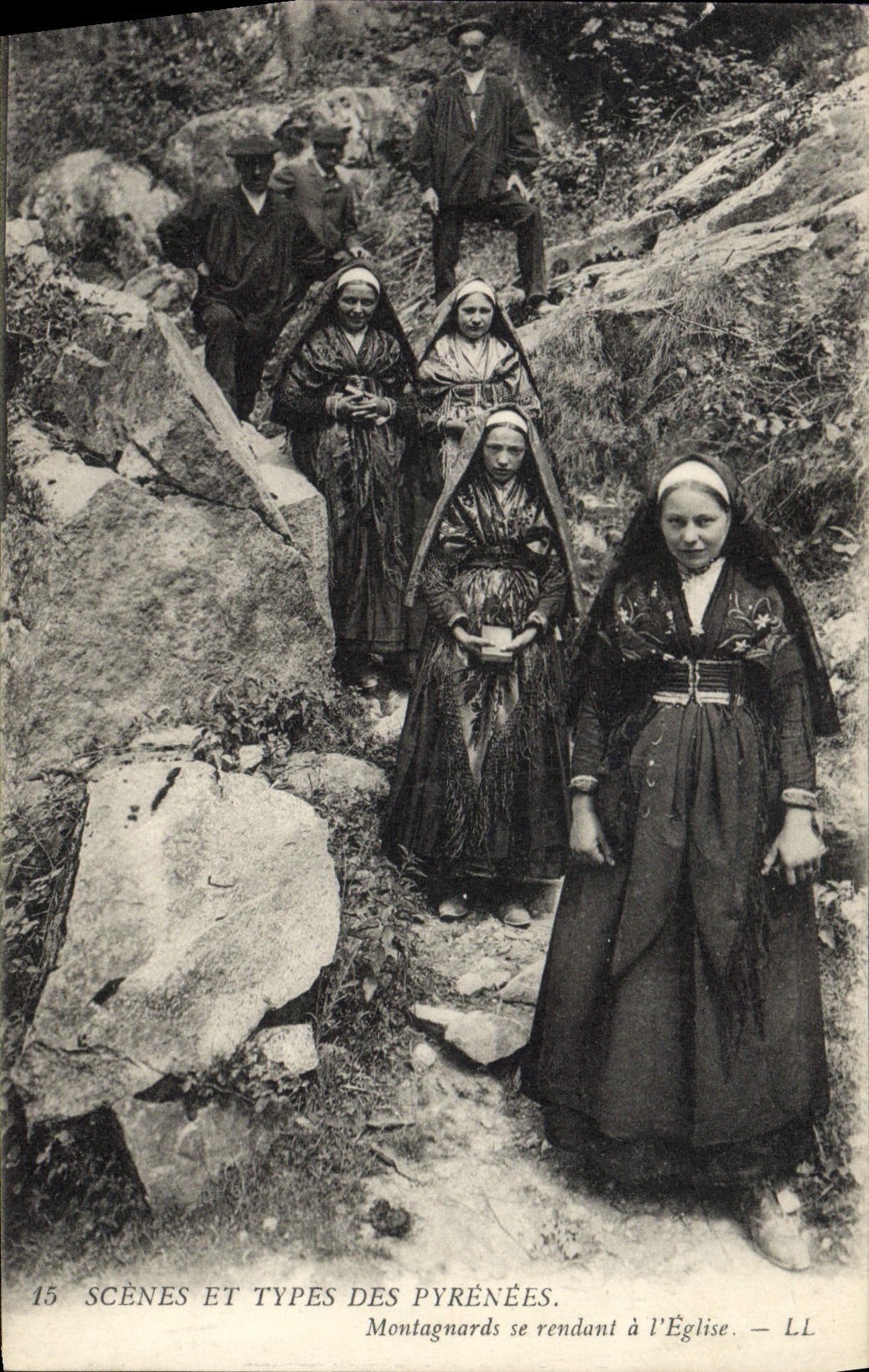 CPA Folklore Pyrenees Montagnards se rendant a l'eglise 