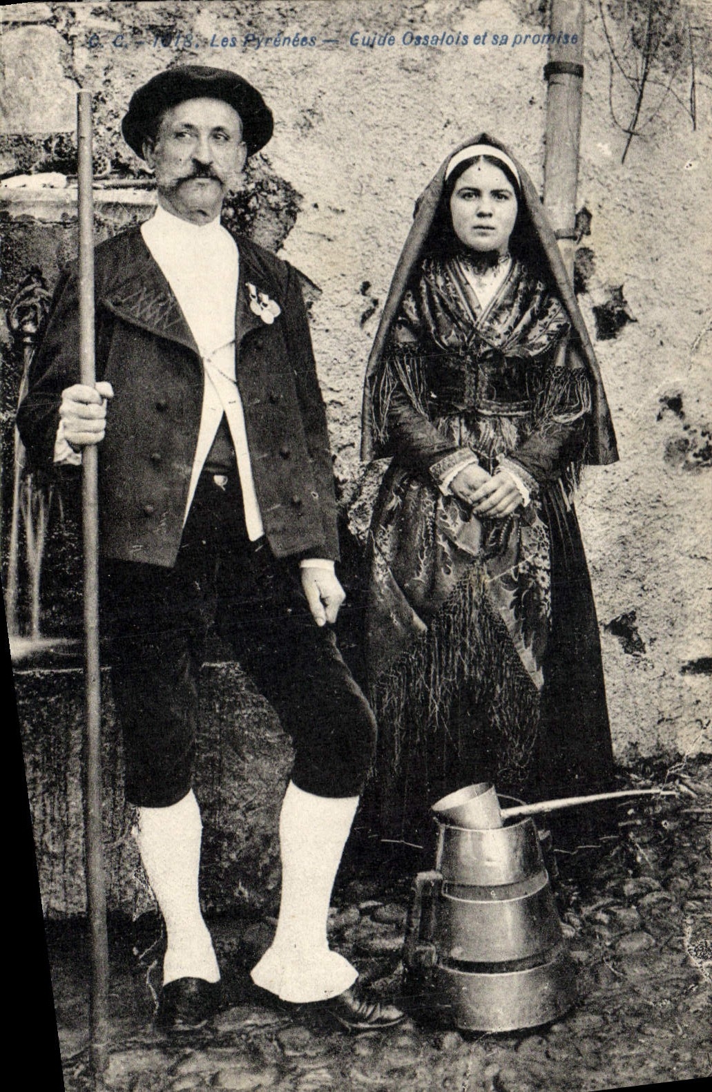 CPA Folklore Pyrenees Guide Ossalois et sa promise