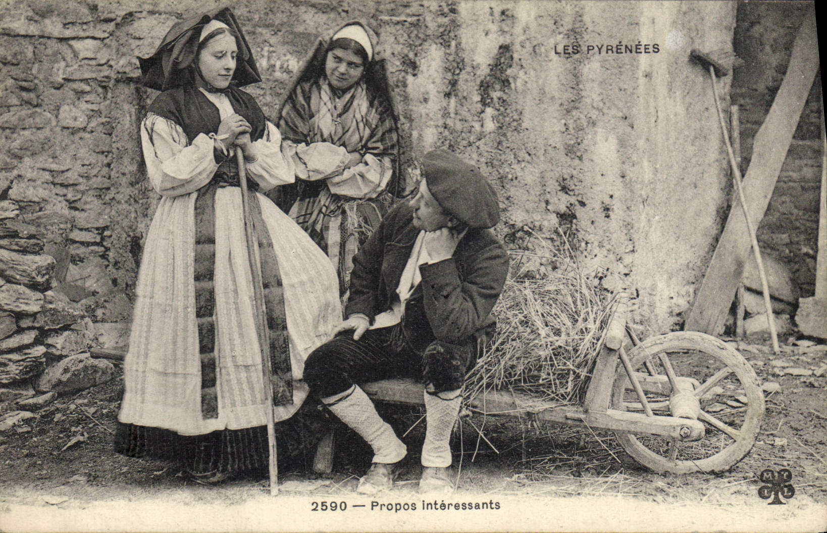 CPA Folklore Pyrenees Propos interessants 