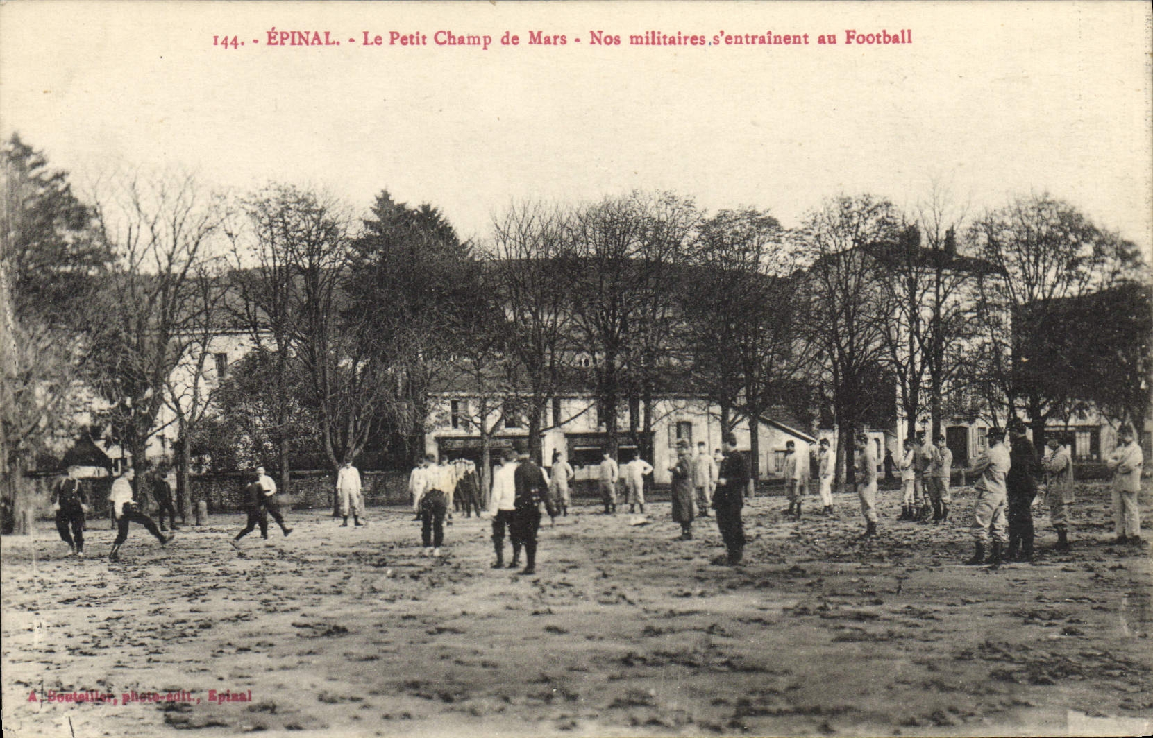 CPA Football Epinal Le petit Champ de Mars Nos militaires s'entrainent au football