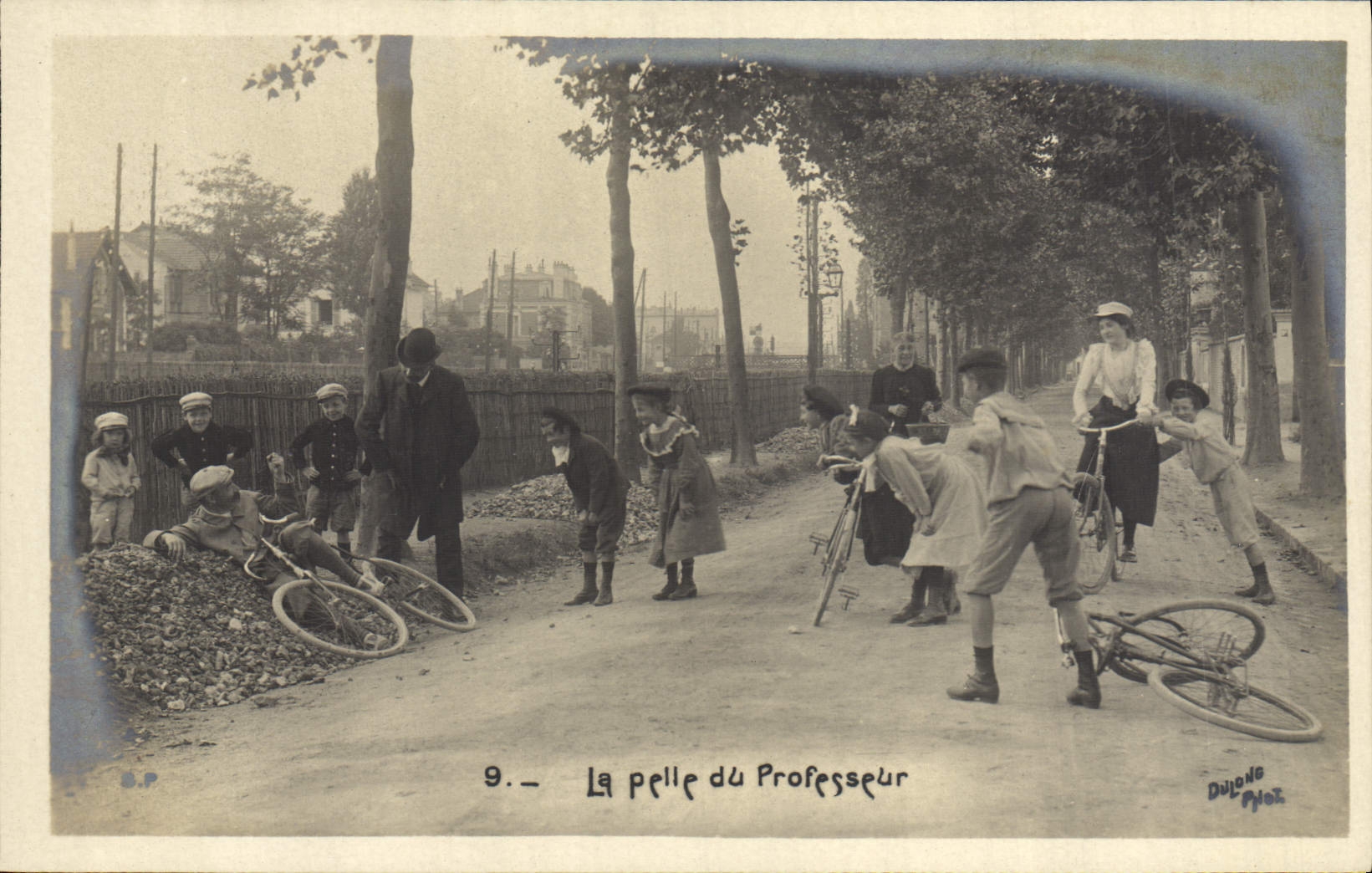 VINTAGE POSTCARD Fantaisie Child Bicycle Cycles the shovel of the professor
