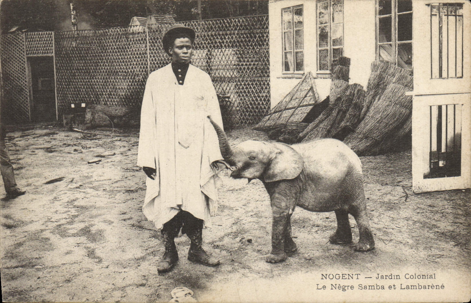 CPA Elephant Nogent Jardin colonial Le negre Samba et Lambarene