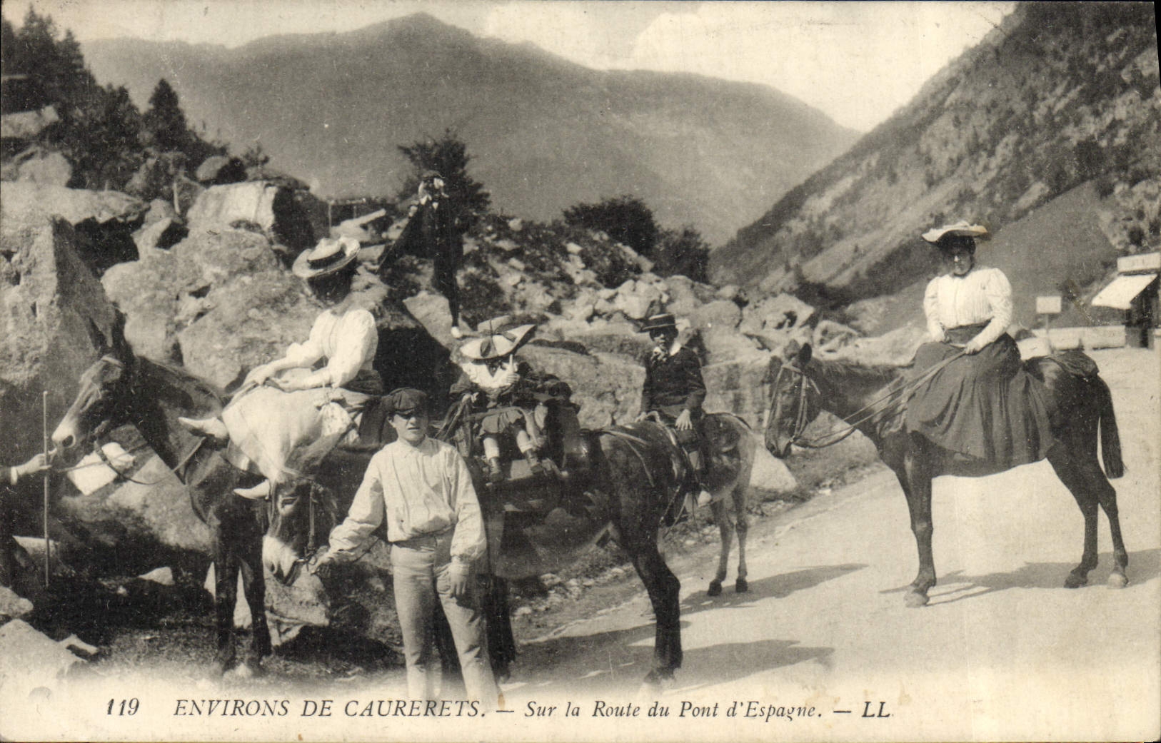 VINTAGE POSTCARD Coach Surroundings of Cauterets On the road of the Bridge of Spain Horse