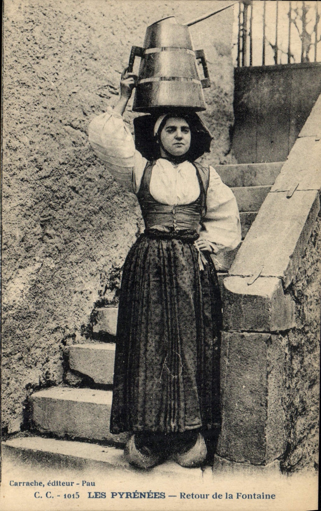 CPA Pyrenees Retour de la fontaine Folklore