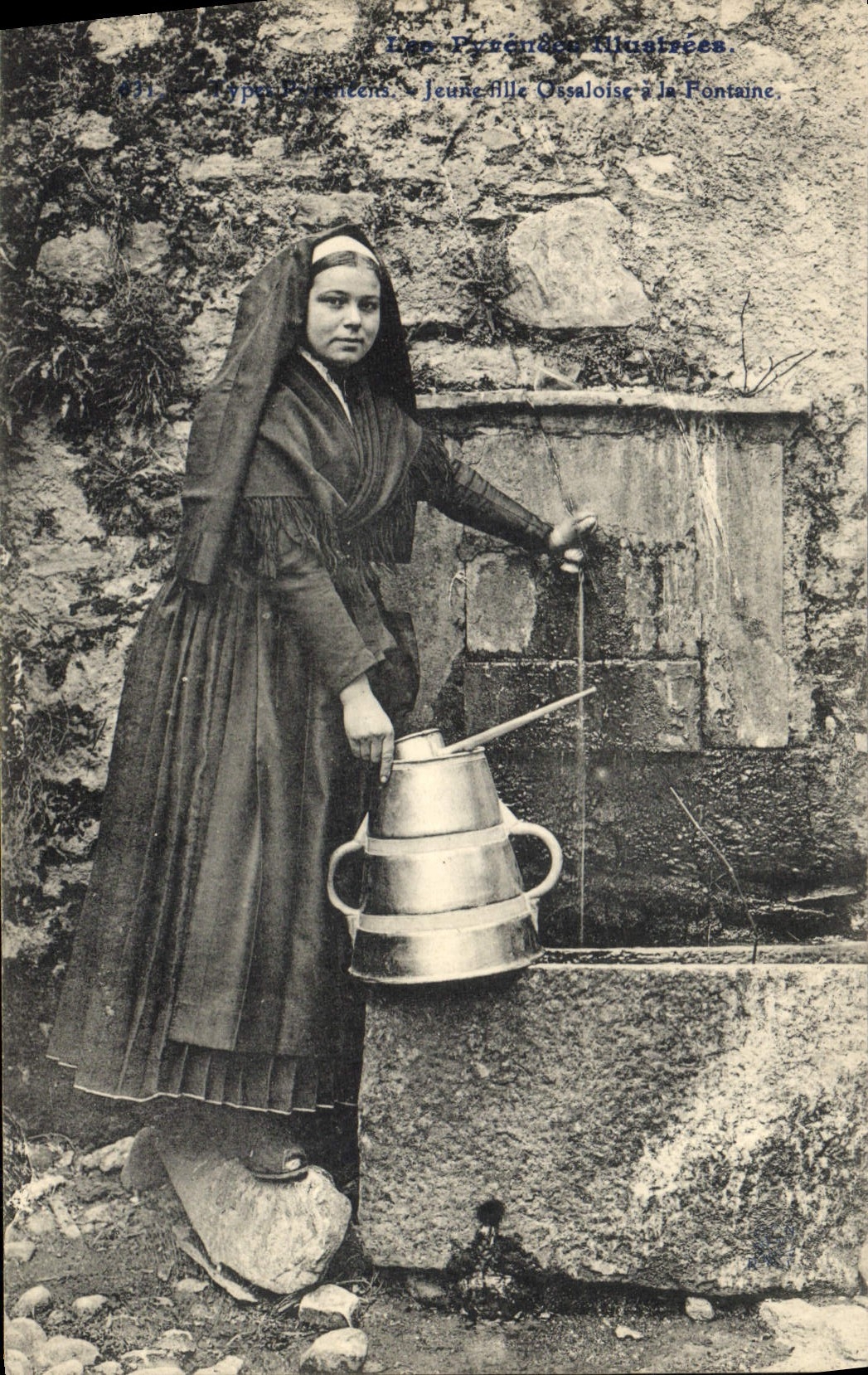 CPA Pyrenees Jeune fille Ossaloise a la fontaine Folklore