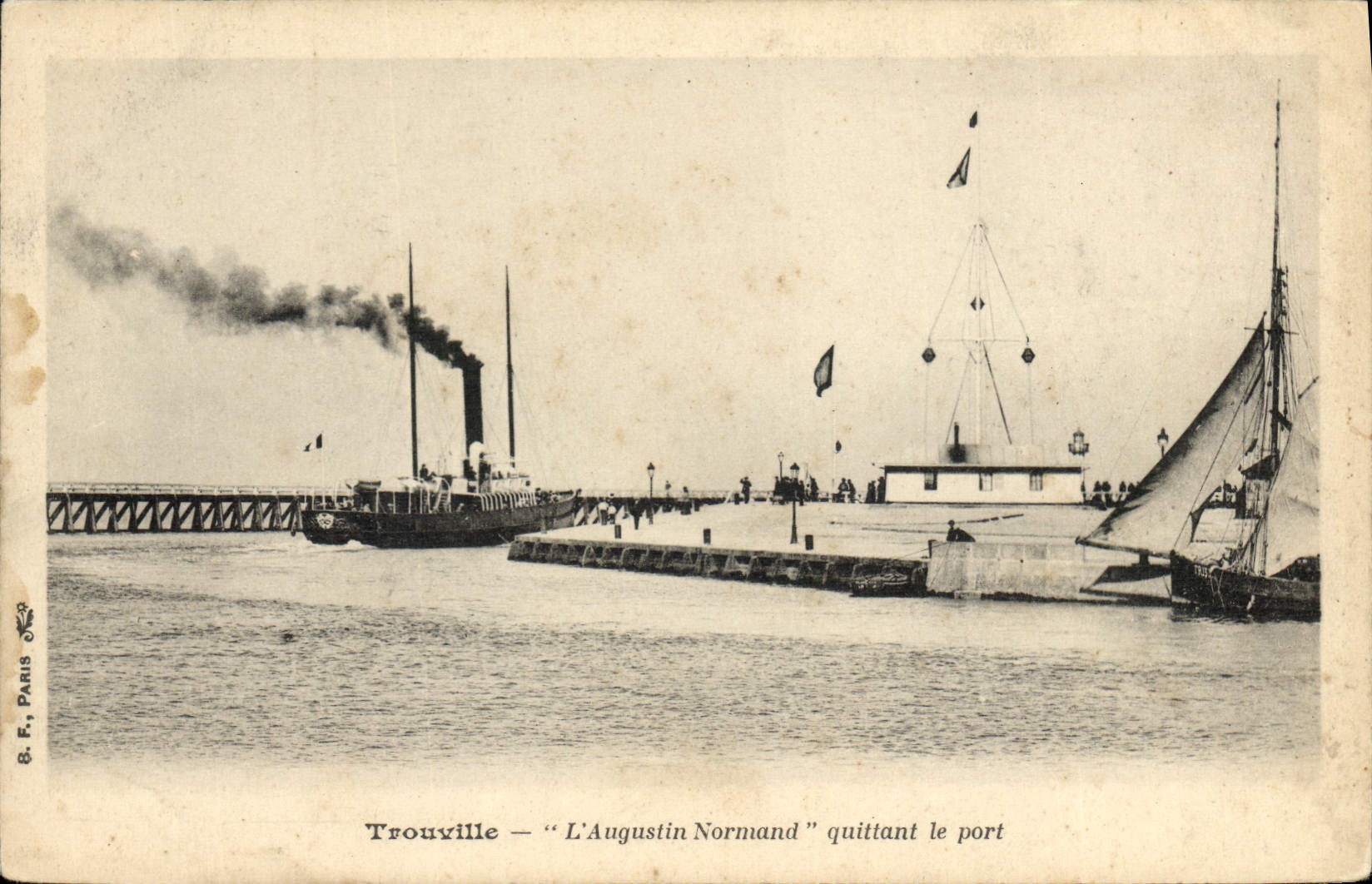 CPA Bateau Paquebot Trouville L'Augustin Normand quittant le port