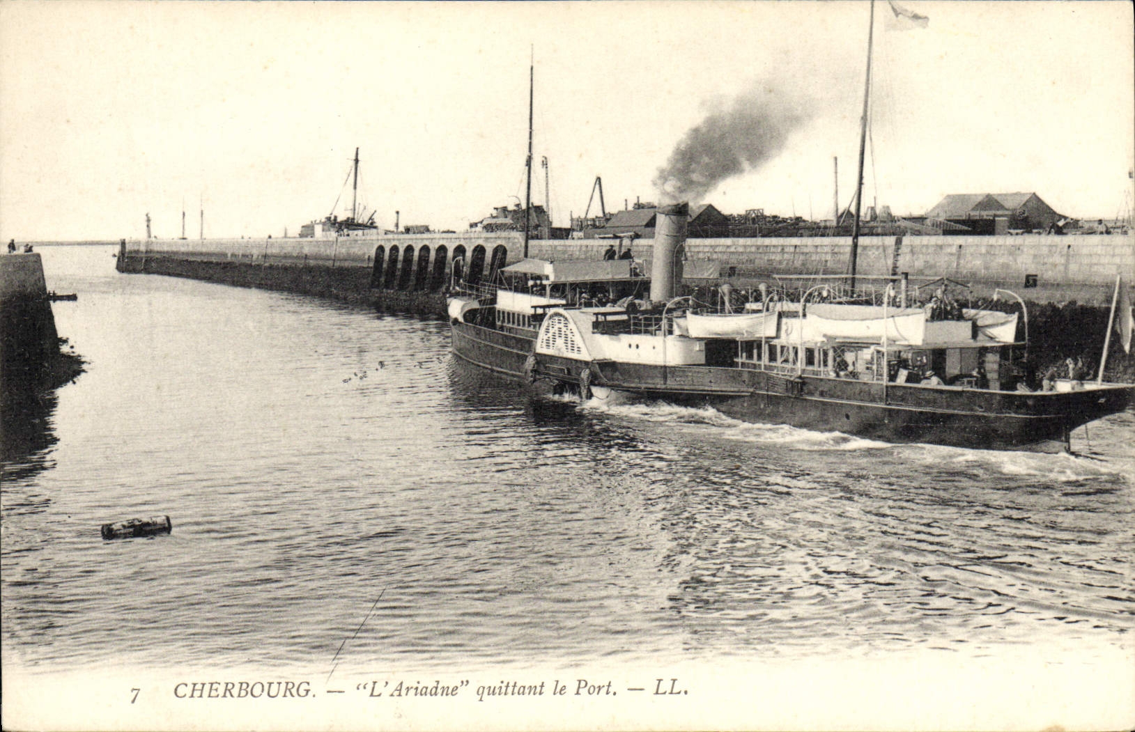 CPA Bateau Cherbourg L'Ariadne quittant le port