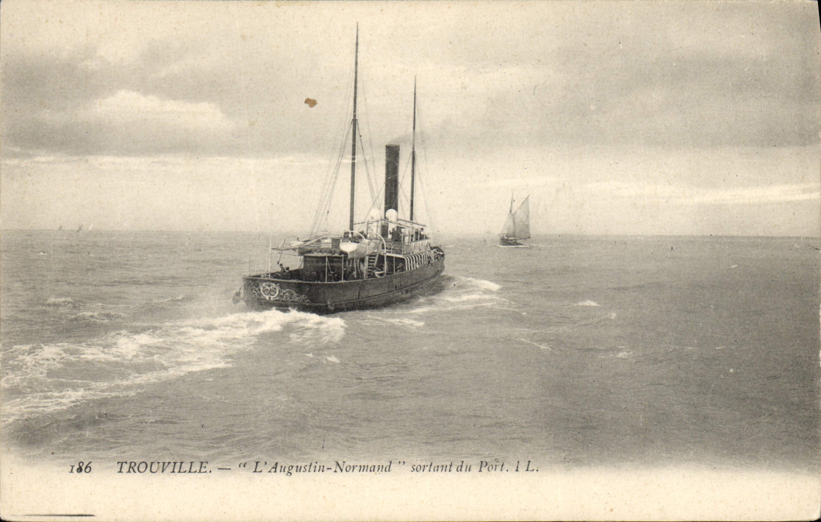 CPA Bateau Trouville L'Augustin Normand sortant du port