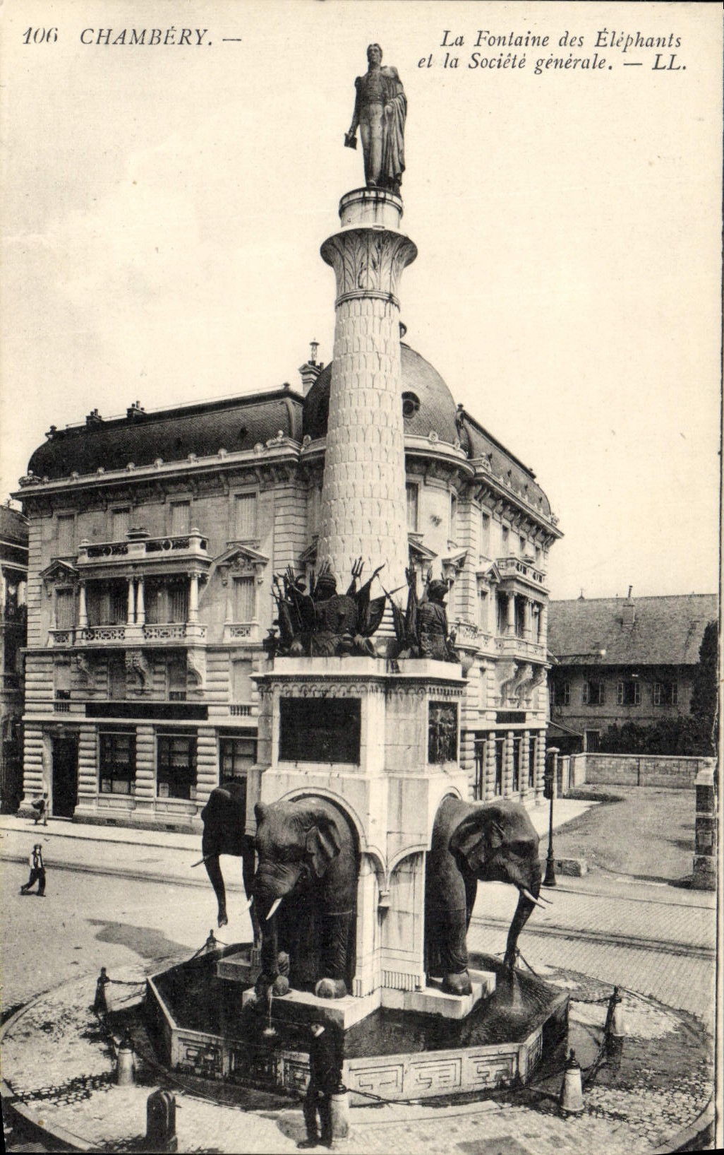 CPA Chambery La fontaine des Elephants et la Societe Generale