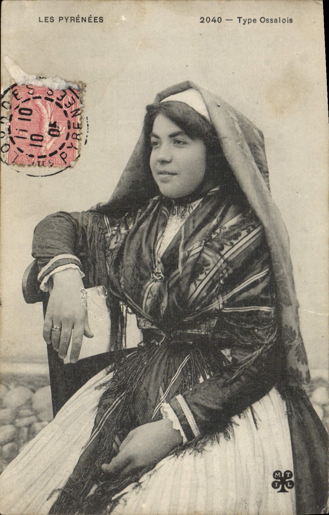 CPA Folklore Pyrenees Femme Type Ossalois