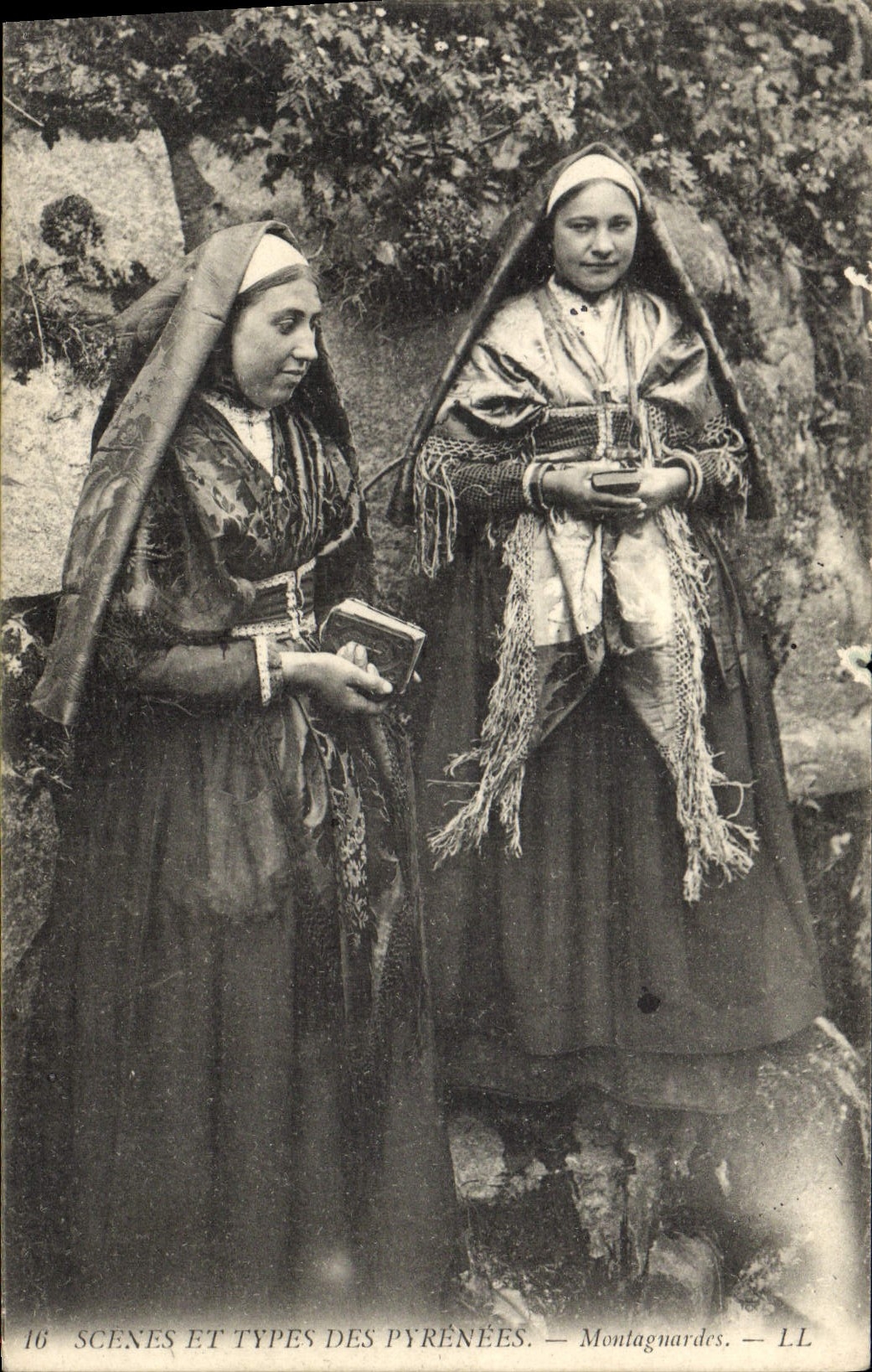 CPA Folklore Pyrenees Femmes Montagnards 