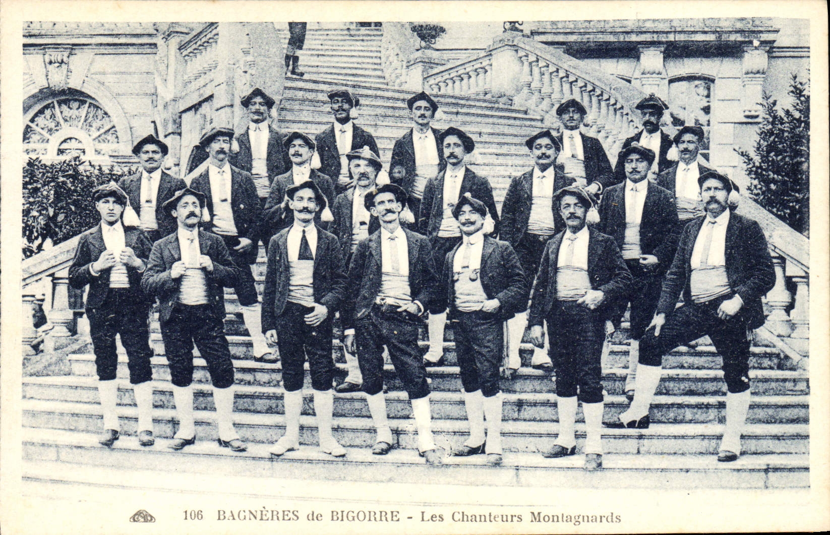 CPA Folklore Pyrenees Bagneres de Bigorre Chanteurs montagnards