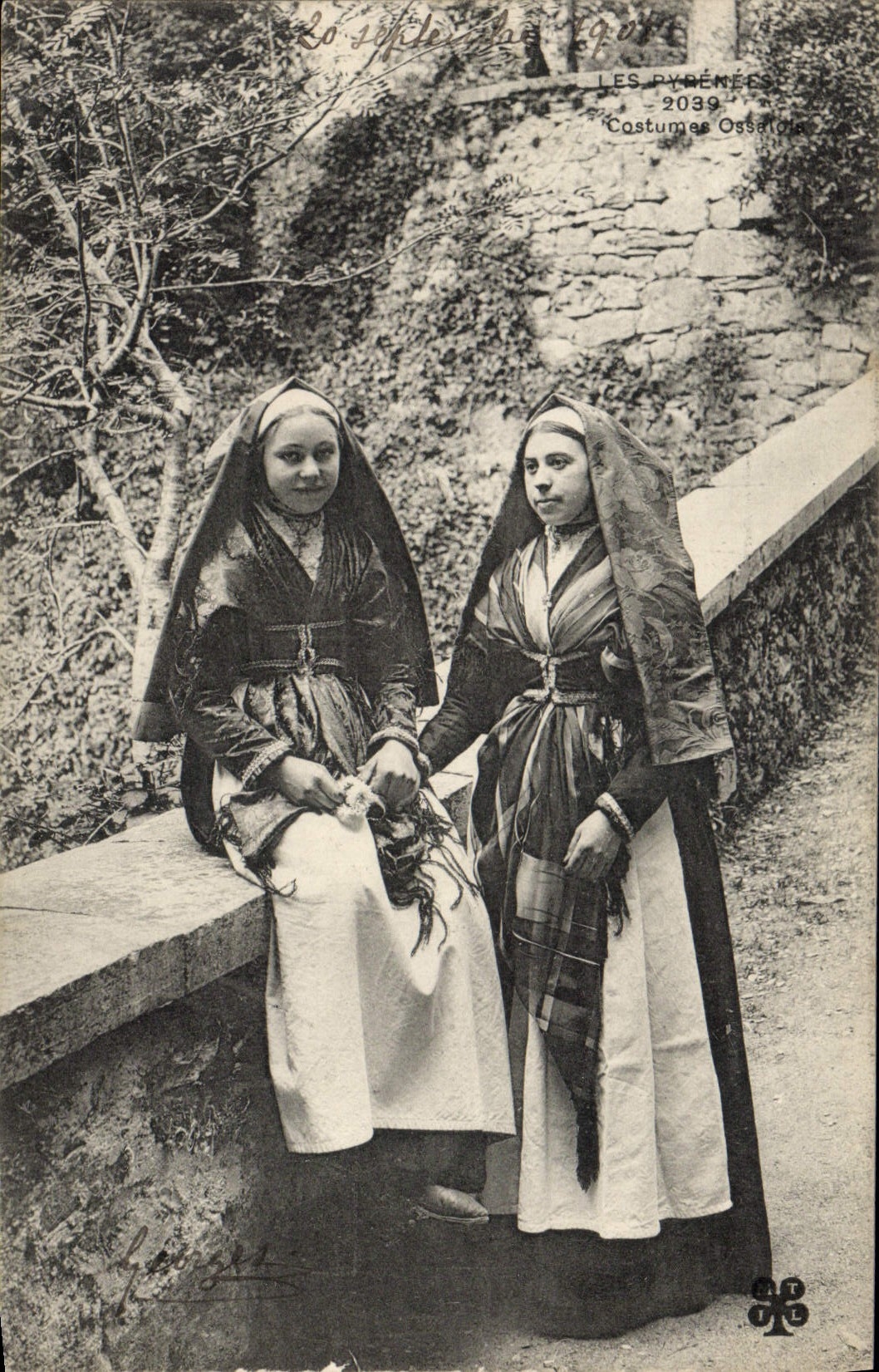 CPA Folklore Pyrenees Costumes Ossalois Femmes