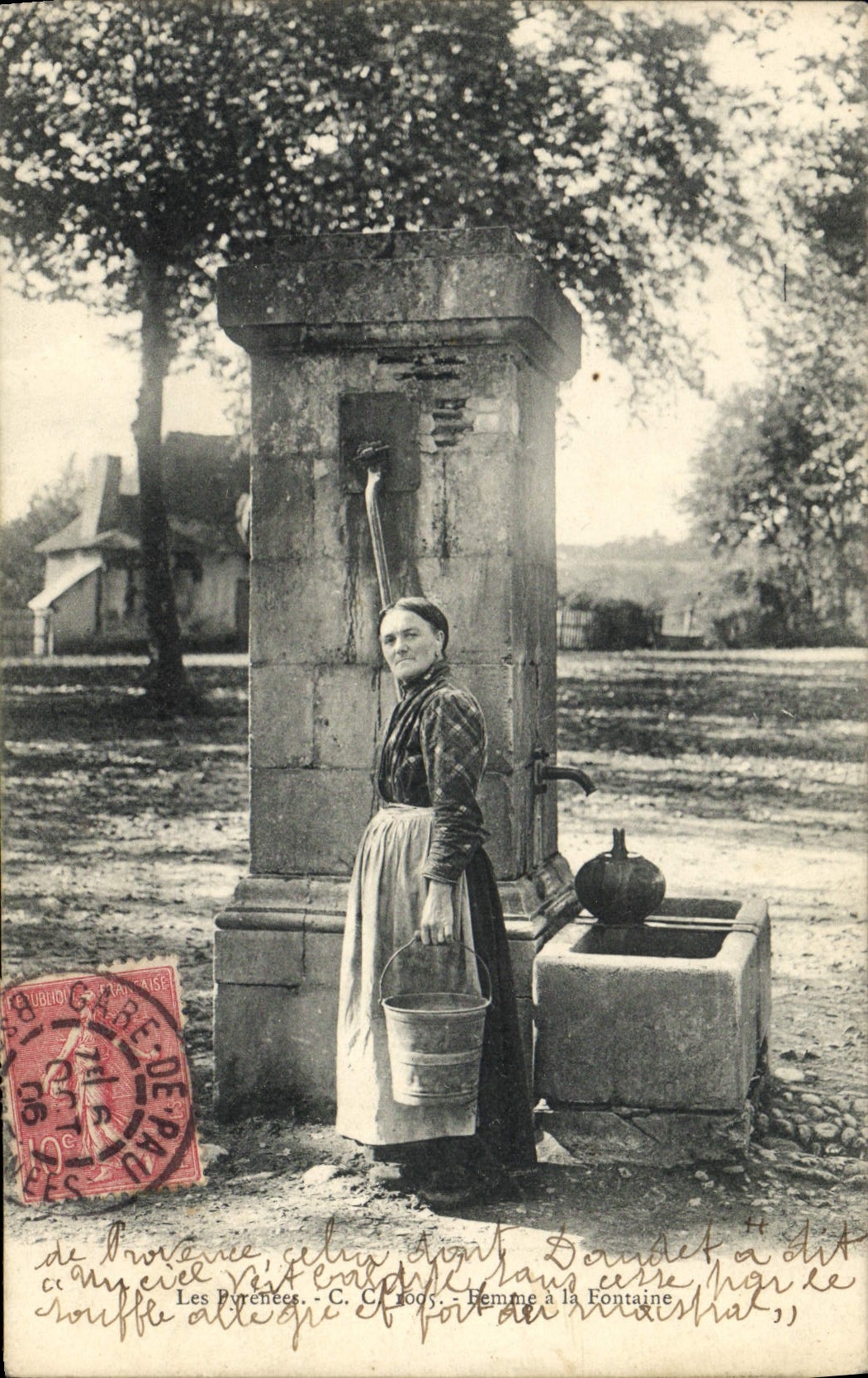 CPA Folklore Pyrenees Femme a la fontaine