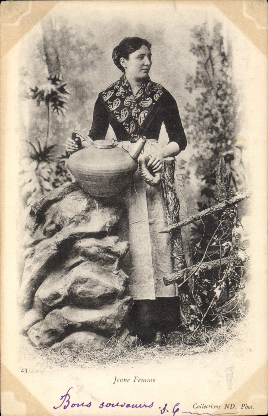 CPA Folklore Pyrenees Jeune femme