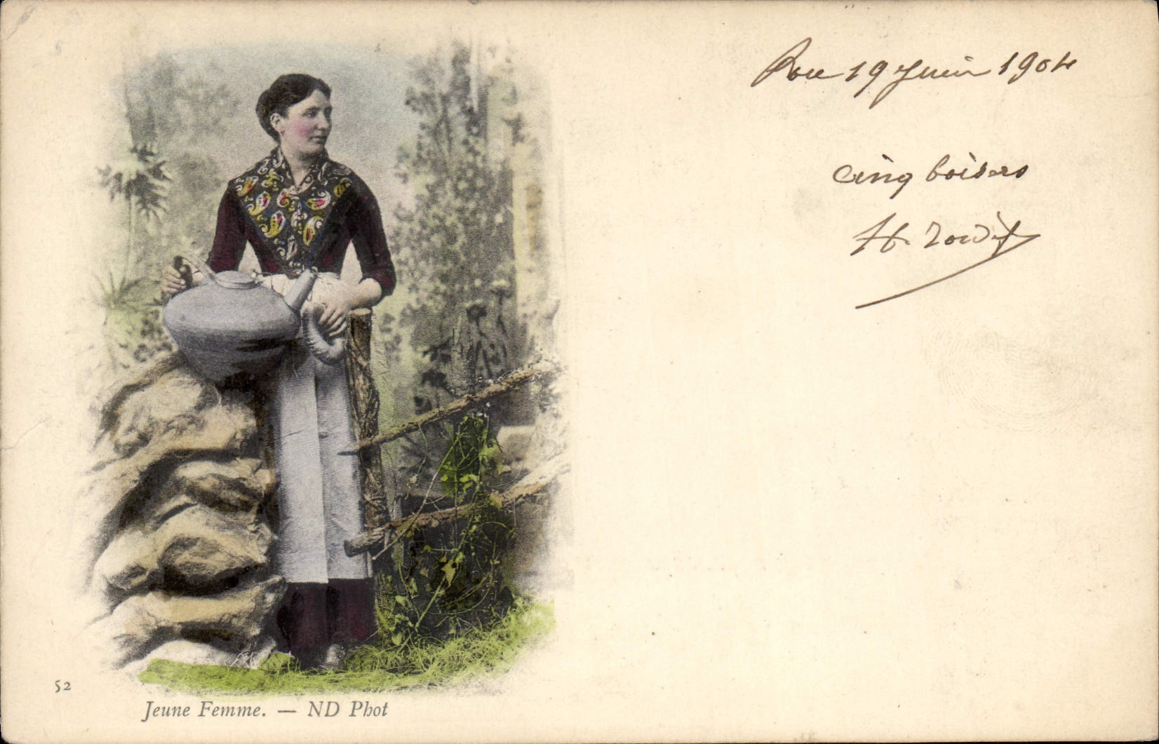 CPA Folklore Jeune femme Pyrenees 