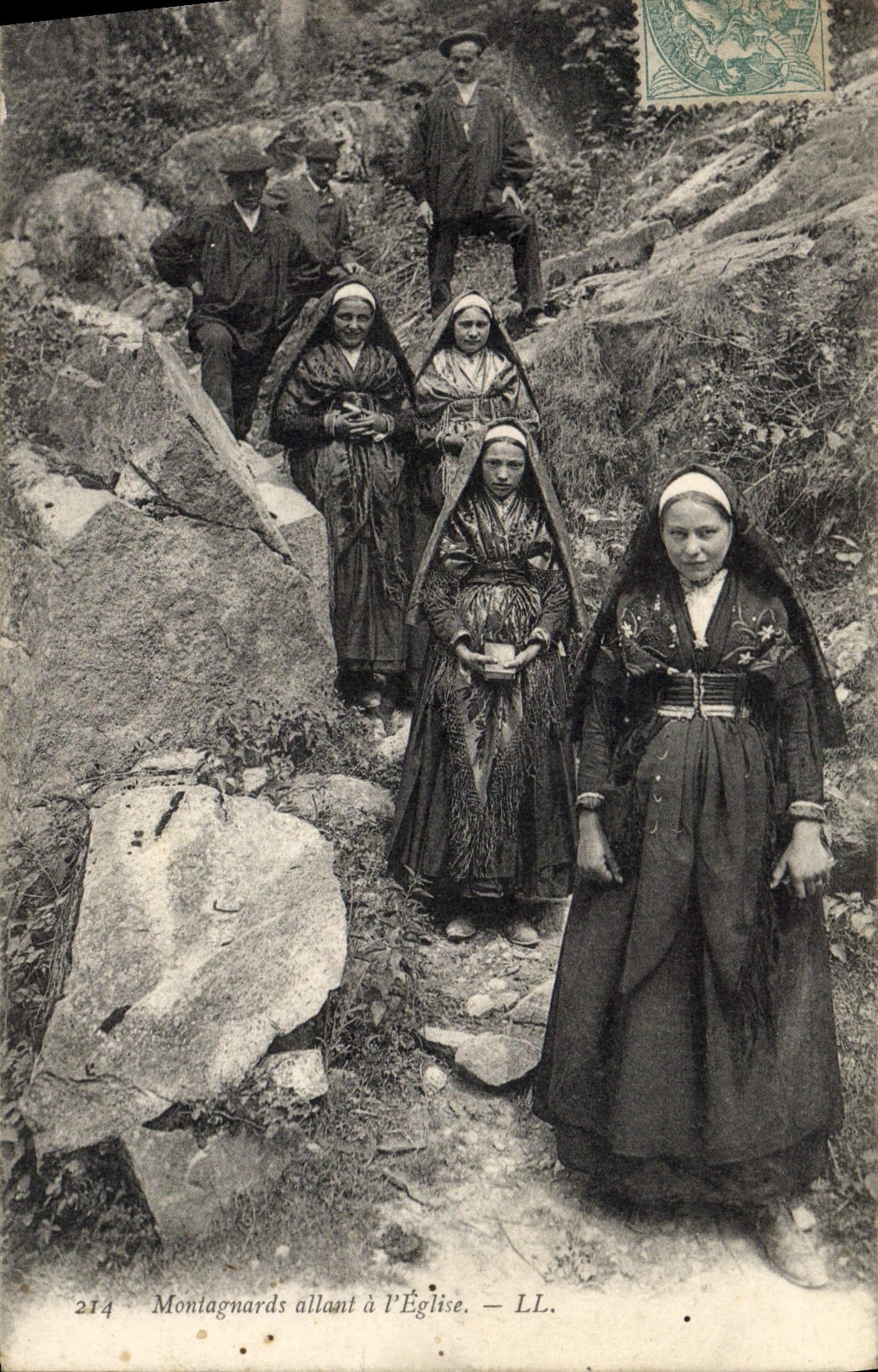 CPA Folklore Pyrenees Montagnards allant a l'eglise 