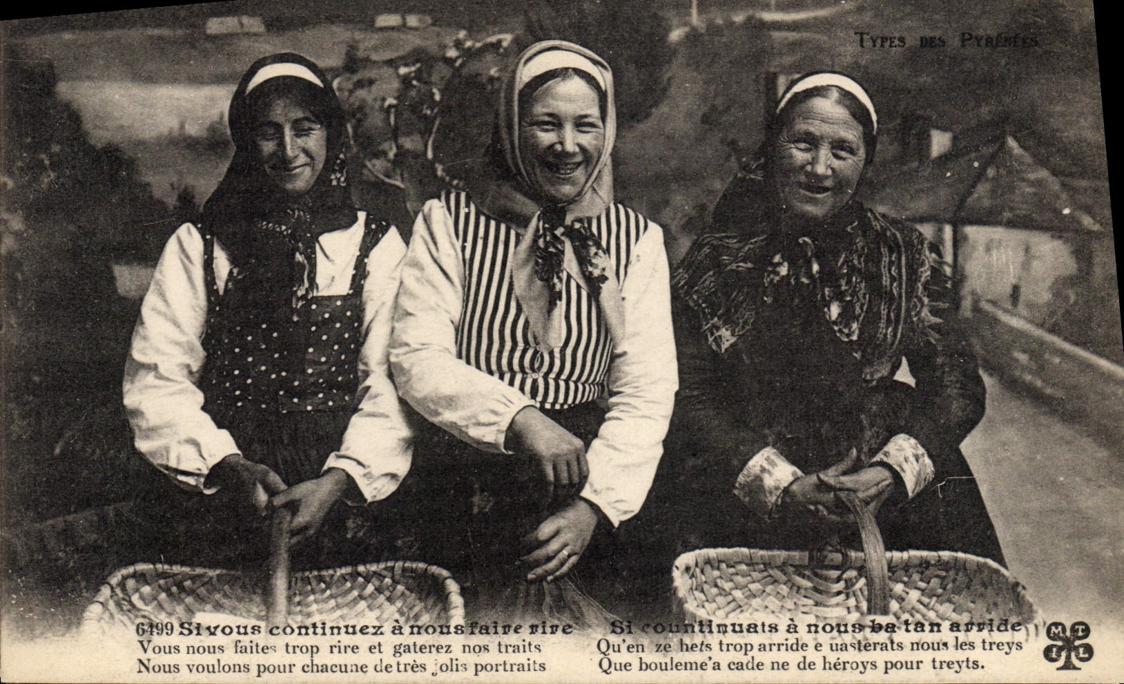 CPA Folklore Pyrenees Femmes 