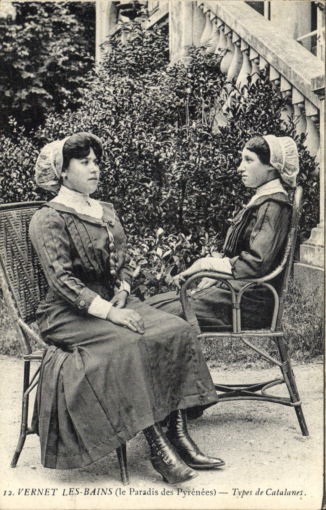 CPA Folklore Vernet les Bains Types de Catalanes