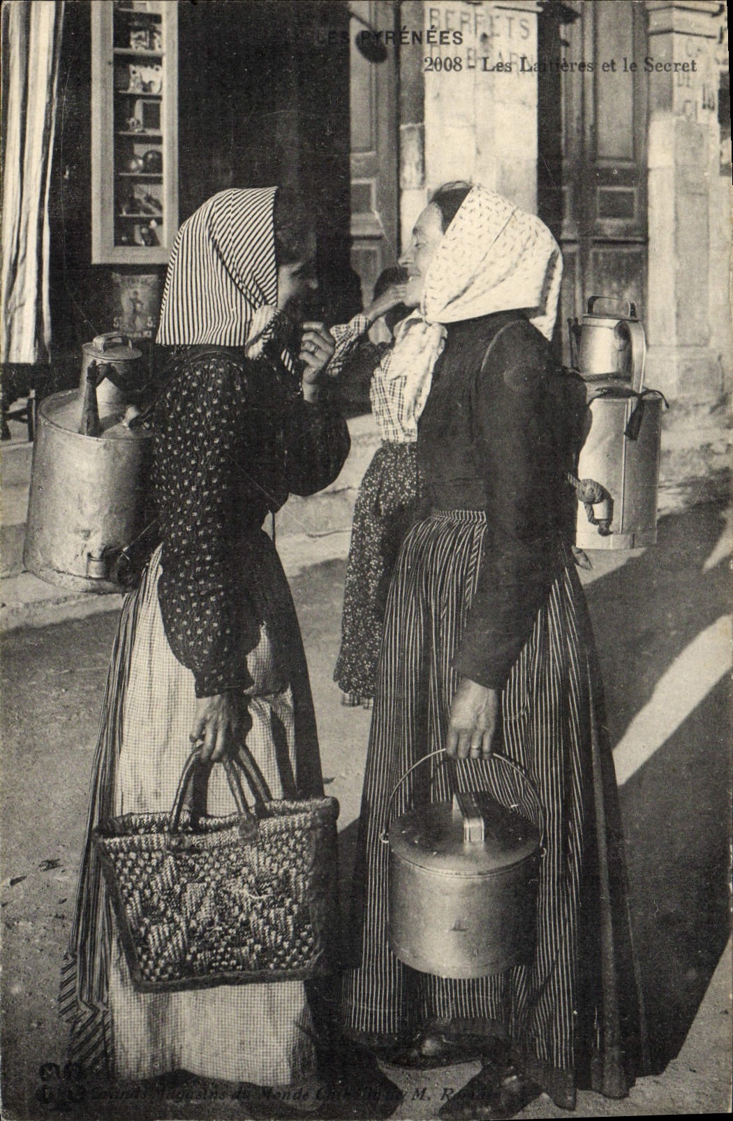 CPA Folklore Pyrenees Les laitieres et le secret