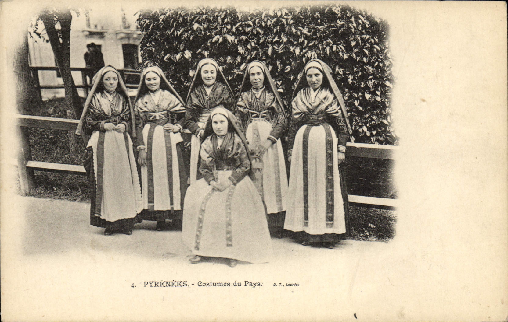 CPA Folklore Pyrenees Costumes du pays 