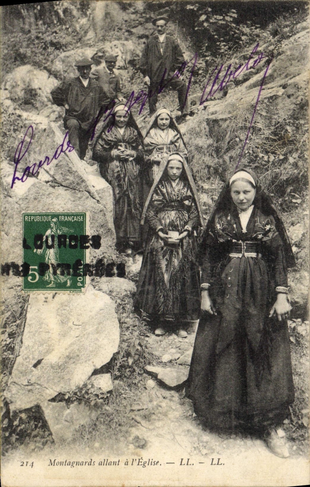 CPA Folklore Femmes Montagnards allant a l'eglise 