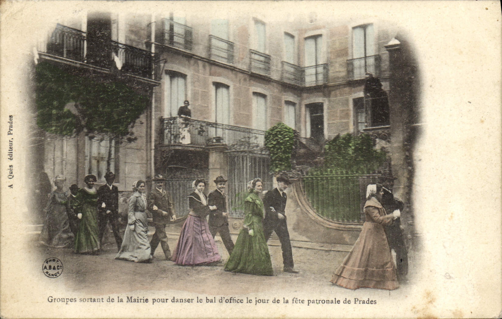 CPA Folklore Groupes sortant de la mairie pour danser le bal d'office le jour de la fete patronale de Prades TOP