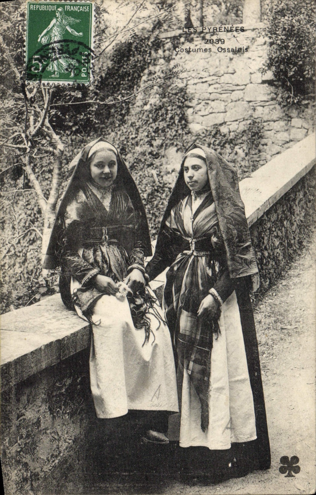 CPA Folklore Pyrenees Costumes Ossalois Femmes