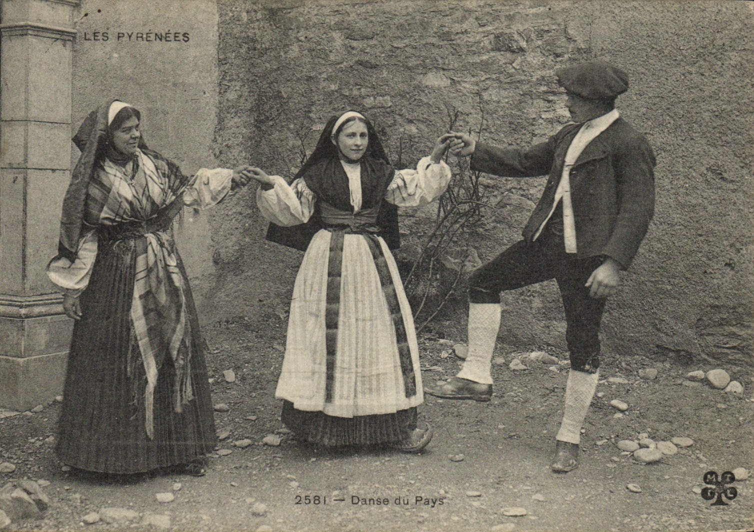 CPA Folklore Pyrenees Danse au pays 