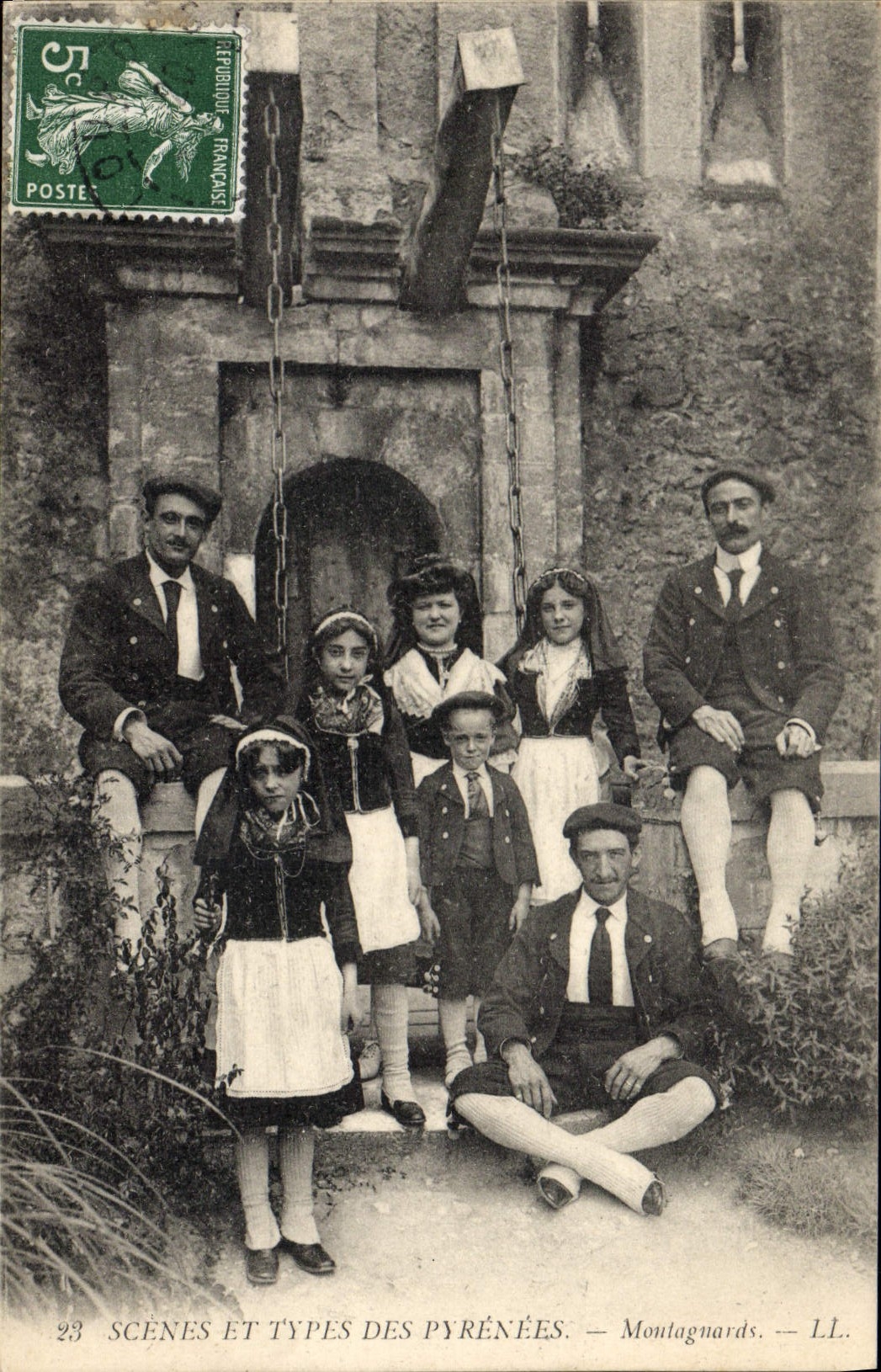 CPA Folklore Pyrenees Montagnards 